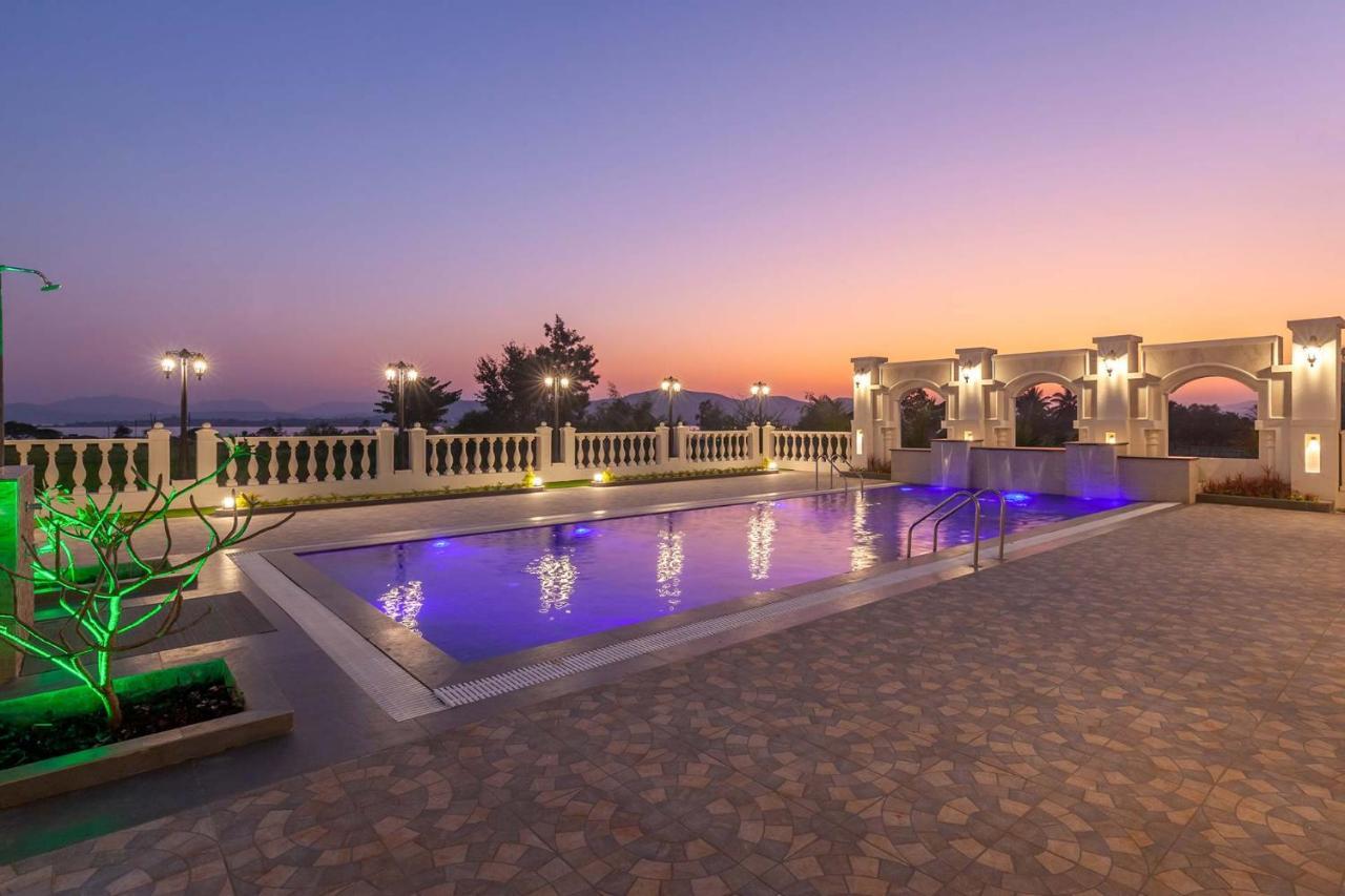 Stayvista'S Lake La Vie - Tranquil Lake-View Villa Amidst Farmland With Pool And Poolside Gazebo - Proximity To Sula Нашик Екстериор снимка