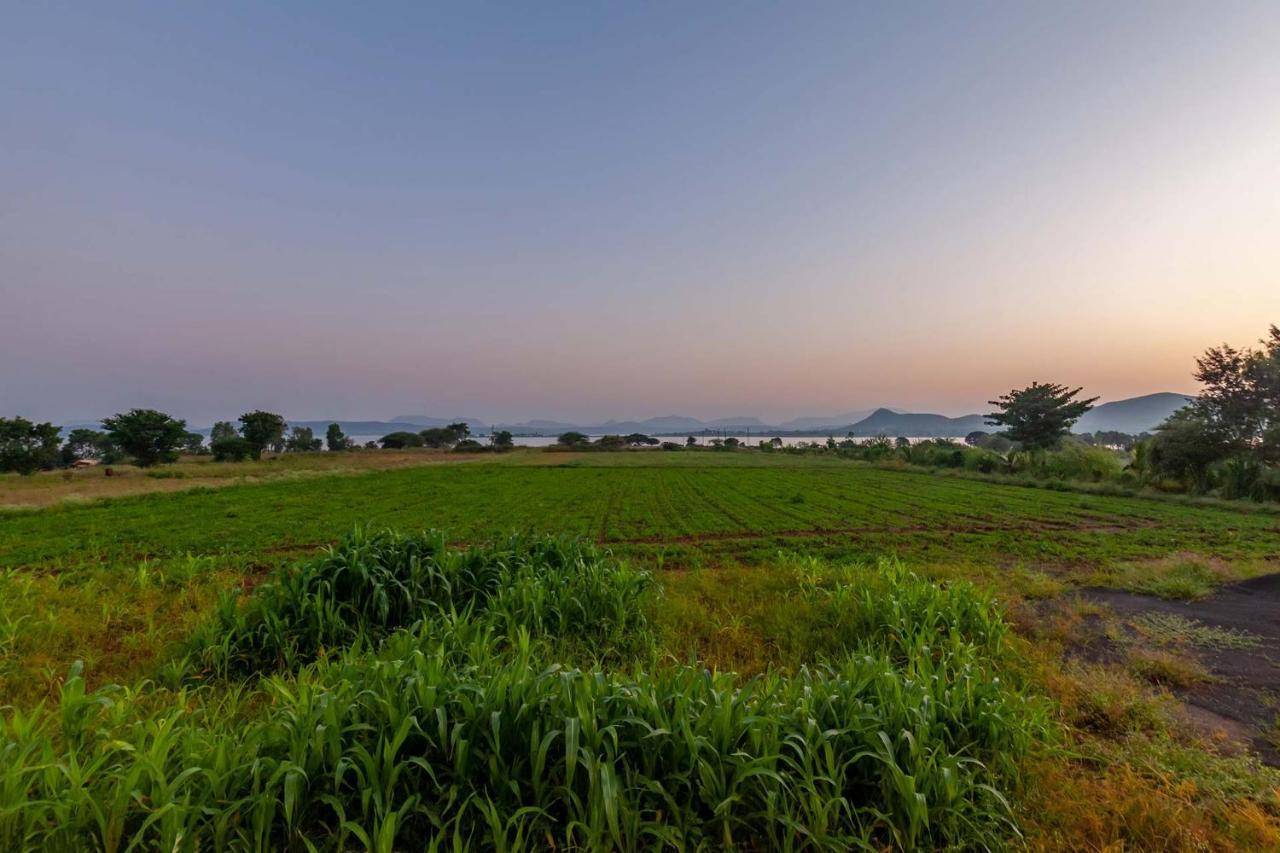 Stayvista'S Lake La Vie - Tranquil Lake-View Villa Amidst Farmland With Pool And Poolside Gazebo - Proximity To Sula Нашик Екстериор снимка