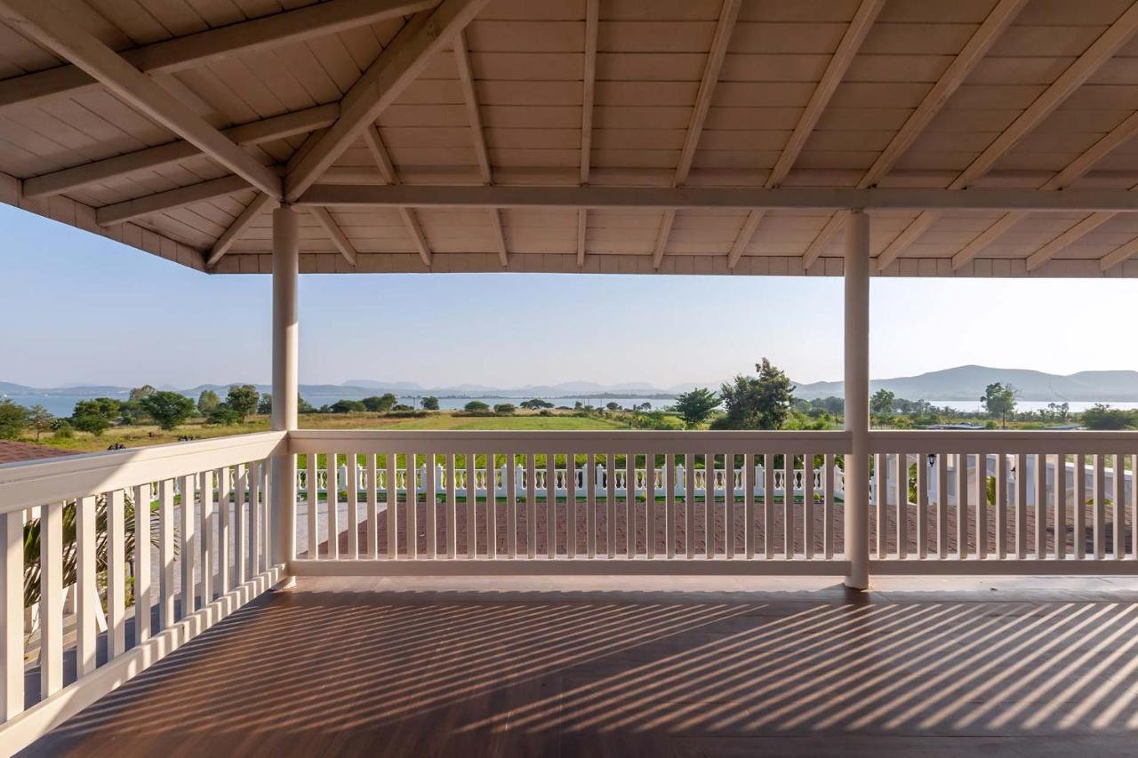 Stayvista'S Lake La Vie - Tranquil Lake-View Villa Amidst Farmland With Pool And Poolside Gazebo - Proximity To Sula Нашик Екстериор снимка