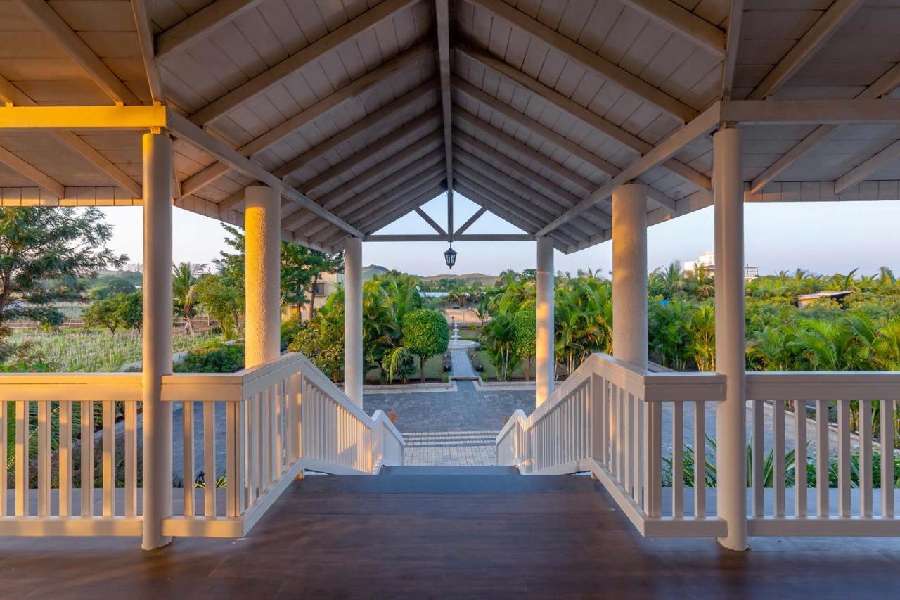 Stayvista'S Lake La Vie - Tranquil Lake-View Villa Amidst Farmland With Pool And Poolside Gazebo - Proximity To Sula Нашик Екстериор снимка