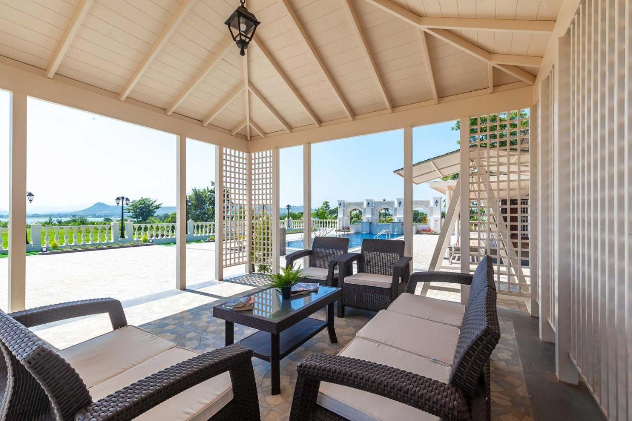 Stayvista'S Lake La Vie - Tranquil Lake-View Villa Amidst Farmland With Pool And Poolside Gazebo - Proximity To Sula Нашик Екстериор снимка