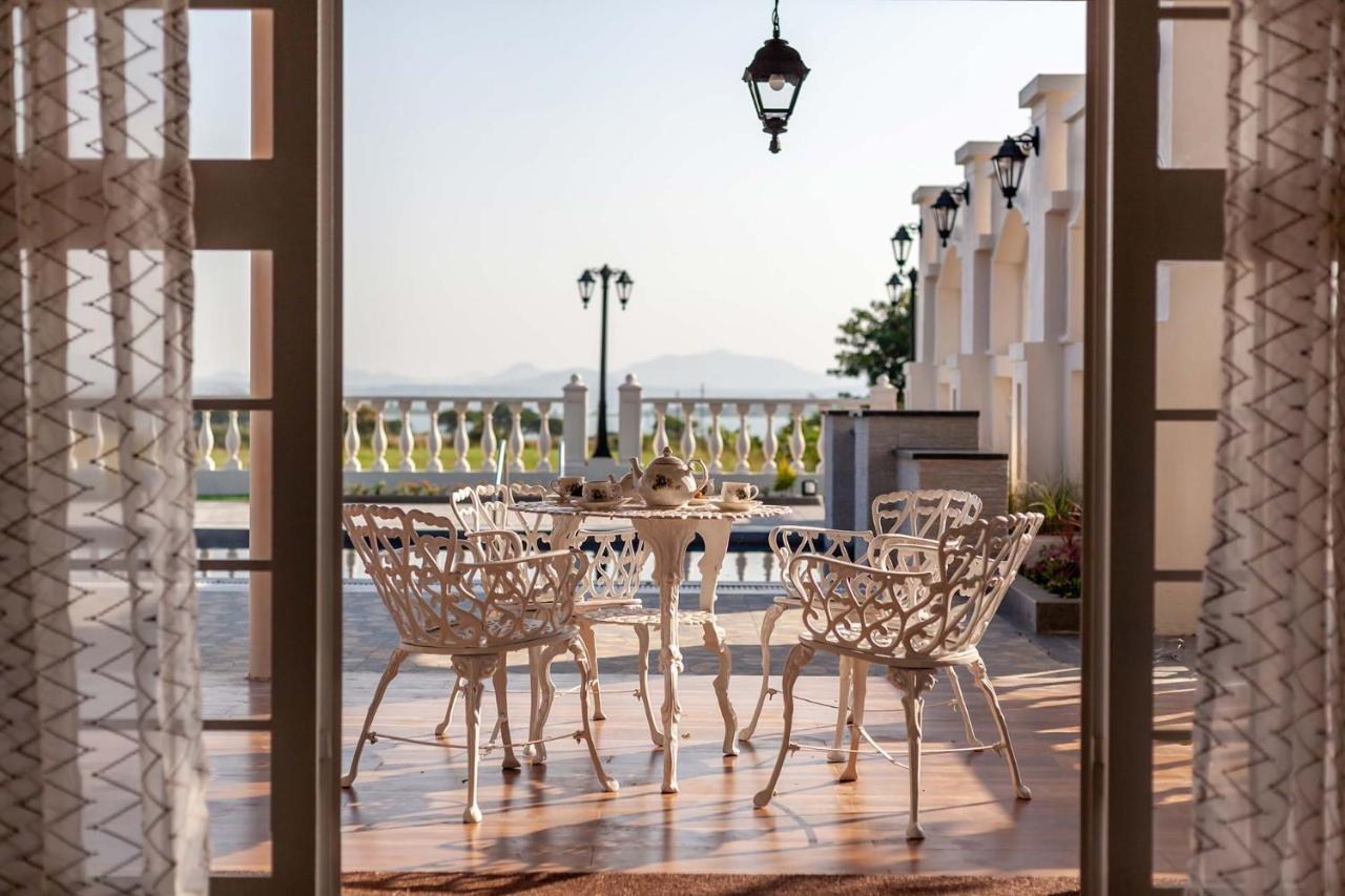 Stayvista'S Lake La Vie - Tranquil Lake-View Villa Amidst Farmland With Pool And Poolside Gazebo - Proximity To Sula Нашик Екстериор снимка