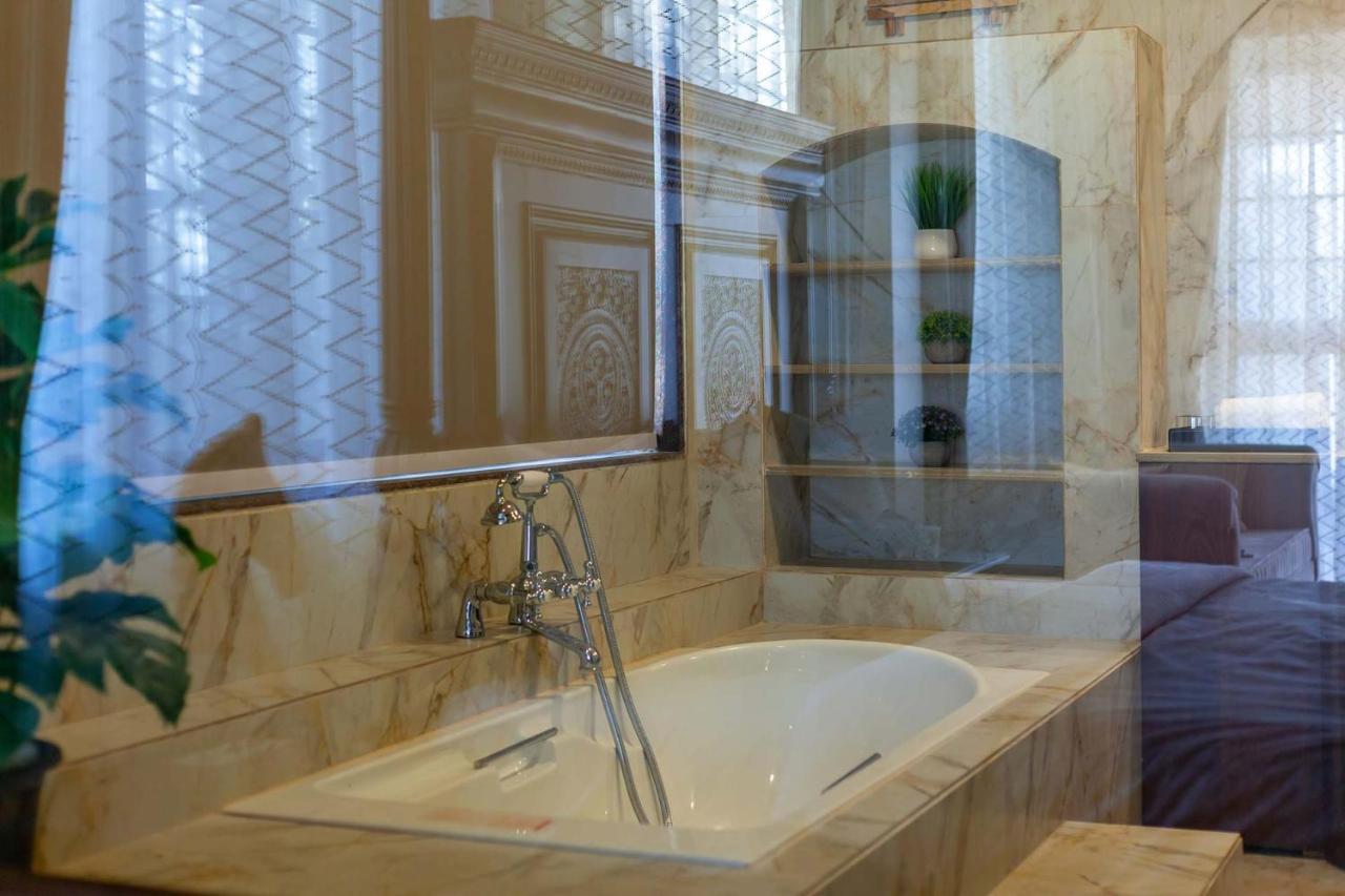 Stayvista'S Lake La Vie - Tranquil Lake-View Villa Amidst Farmland With Pool And Poolside Gazebo - Proximity To Sula Нашик Екстериор снимка