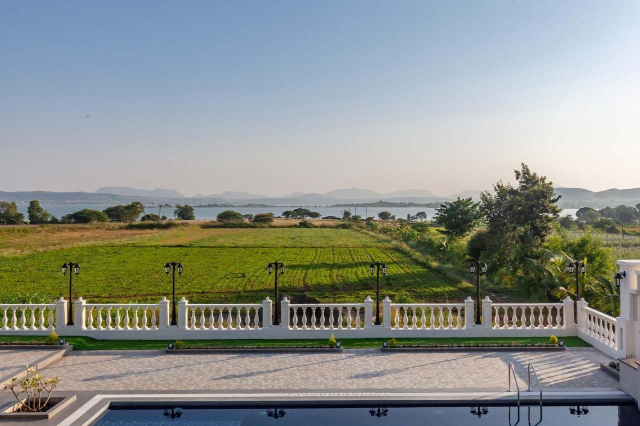 Stayvista'S Lake La Vie - Tranquil Lake-View Villa Amidst Farmland With Pool And Poolside Gazebo - Proximity To Sula Нашик Екстериор снимка