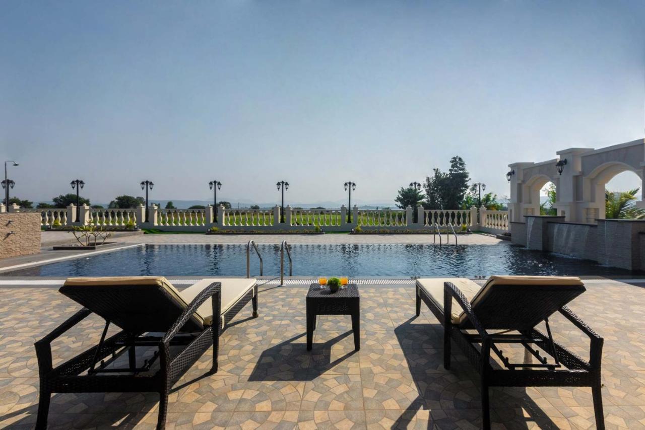 Stayvista'S Lake La Vie - Tranquil Lake-View Villa Amidst Farmland With Pool And Poolside Gazebo - Proximity To Sula Нашик Екстериор снимка